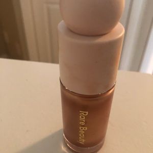 RARE BEAUTY Liquid Luminizer Highlight - Flaunt
